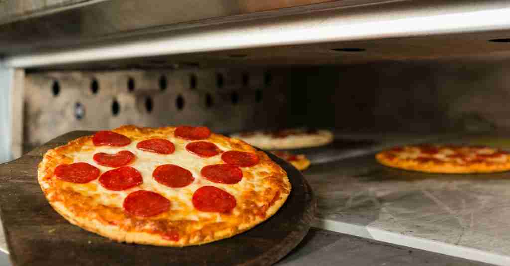 How to Keep Pizza Warm in Oven Best Ways & Temperature